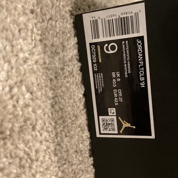 Selling white/red Jordan’s flight club 91,size 9. - Picture 6 of 6